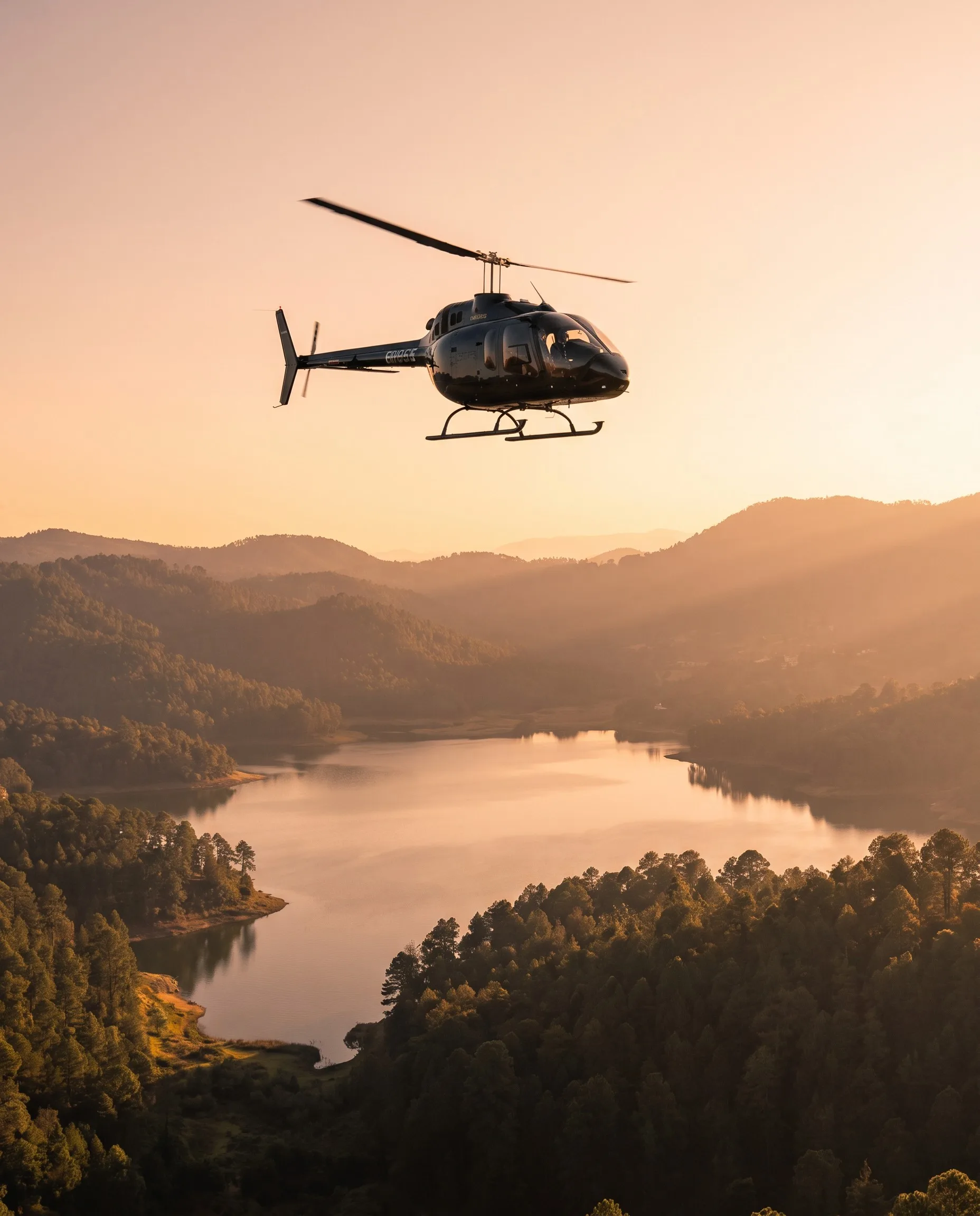 Helicóptero en vuelo sobre un lago al atardecer